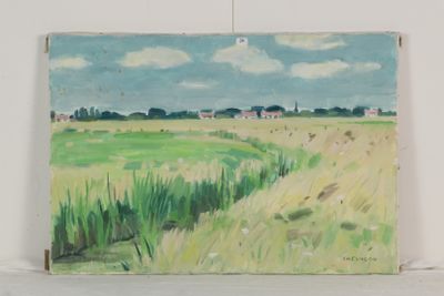 un tableau représentant un champ vert avec des maisons au loin