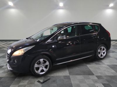 la photo d'une voiture noire garée dans un garage