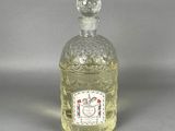 une petite bouteille en verre munie d'un bouchon en verre