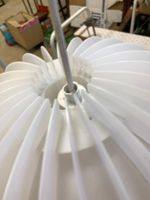 Suspension IKEA en plastique blanc en forme de globe lamellé… (photo 6)