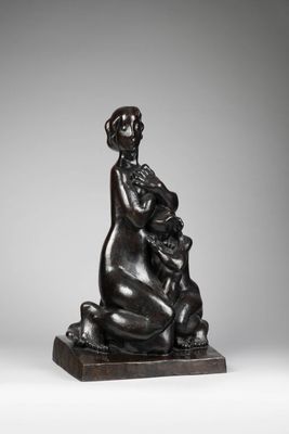 une statue en bronze d'une femme tenant un enfant dans ses bras