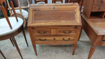 un petit bureau en bois surmonté d'un miroir