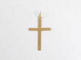 pendentif en forme de croix plaqué or sur fond blanc