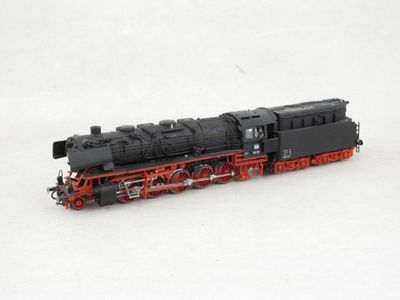 une locomotive noire et rouge sur un fond blanc