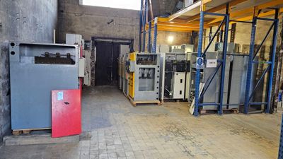 une pièce où se trouvent de nombreuses machines
