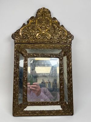 une personne se prenant en photo dans un miroir