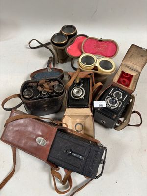 de nombreux modèles différents d'appareils photo anciens posés sur la table