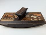 une petite boîte en bois avec un couvercle sur une surface blanche