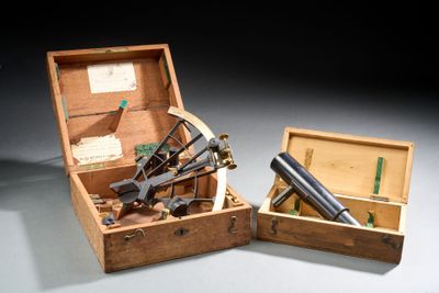 une image représentant une boîte en bois contenant un télescope