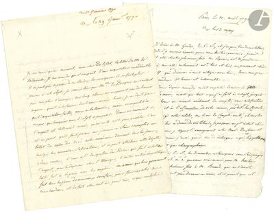 une vieille lettre sur laquelle figurent des mots écrits à l'encre noire, à côté d'un bout de papier sur lequel sont écrits des mots
