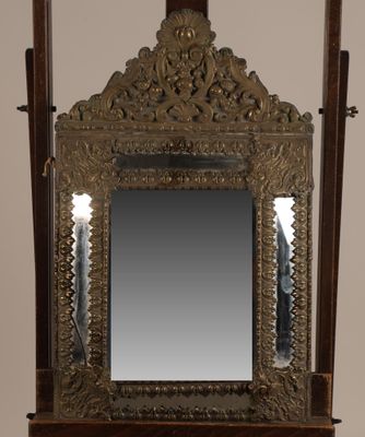 un miroir posé sur un pied, sur lequel est fixé un miroir