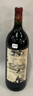 deux bouteilles de vin posées l'une à côté de l'autre sur une table