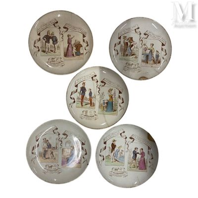 quatre assiettes sur fond blanc, ornées de motifs représentant des personnes