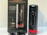 un mixeur portable noir et rouge et une boîte posés sur une table blanche