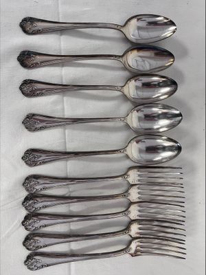 six cuillères posées sur une table