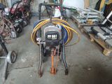 une petite machine qui se trouve dans un garage