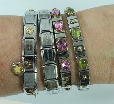 un gros plan sur le bras d'une personne portant un bracelet