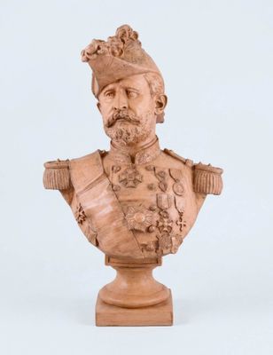 buste d'un homme barbu et coiffé d'un chapeau, posé sur un socle en bois