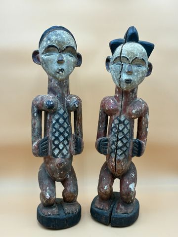 Art d’Afrique/ Couple aborigène en bois sculpté polychrome. H : 5
