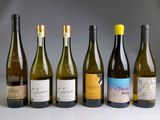 plusieurs bouteilles de vin sont alignées sur une table
