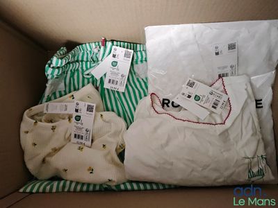 une boîte contenant beaucoup de vêtements
