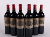 six bouteilles de vin rouge sont alignées