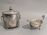 paire de sucrier et de crémier anciens en métal argenté, munis d'anses