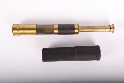 un gros plan d'un télescope dans un étui noir et doré