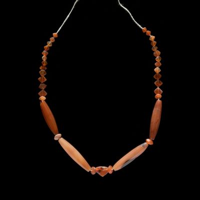 *COLLIER Reconstitué et formé de perles de cornaline de diff…