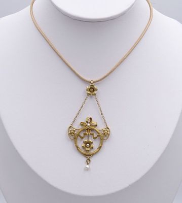 gros plan d'un collier sur un mannequin mannequin