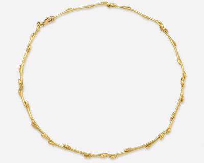 un collier en or sur fond blanc
