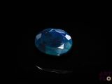 gros plan d'un diamant bleu sur une surface noire