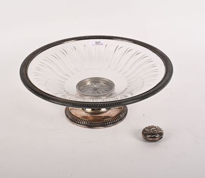 un bol en verre muni d'un socle en métal sur lequel est fixée une perle