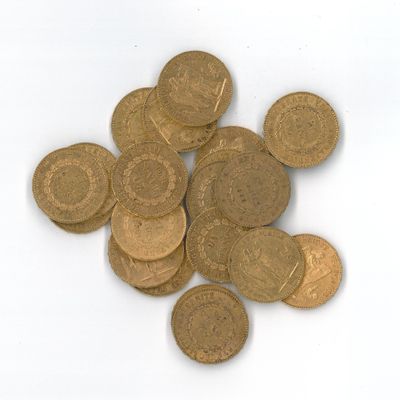 une pile de pièces d'or sur une surface blanche