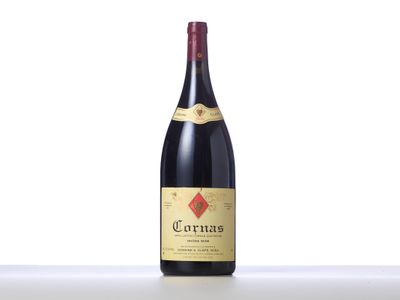 une bouteille de vin rouge posée sur une table