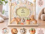 une photo d'un cadre contenant une image représentant des lapins et des carottes