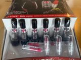 six tubes de rouge à lèvres présentés dans une boîte