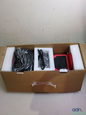 une boîte contenant quelques objets, posée sur une table