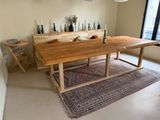 une table en bois sur laquelle est posée une bouteille de vin