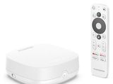 une image représentant une télécommande à côté d'un boîtier blanc