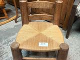 une chaise en bois qui se trouve dans une pièce