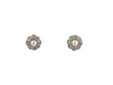 une paire de boucles d'oreilles en perles et diamants sur fond blanc
