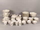 de nombreux types de plats et de tasses sur la table