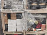 une palette remplie de cartons et d'autres articles dans l'entrepôt