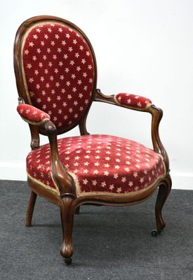 une image représentant une chaise rouge et dorée ornée d'étoiles