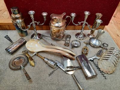 beaucoup d'objets en argent par terre