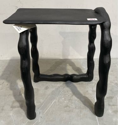 une petite table en bois noir sur laquelle est posée une étiquette