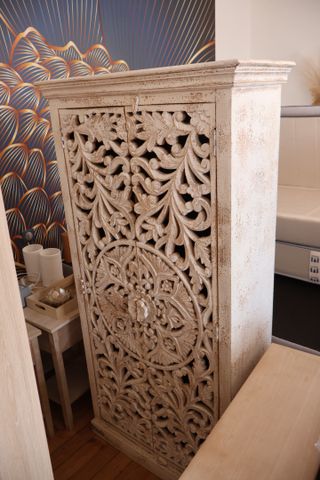 Armoire Indienne ouvrant à deux portes sculptées en bois, ajouré ...
