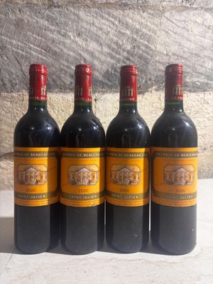 quatre bouteilles de vin sont alignées sur une table