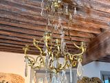 un lustre suspendu au plafond d'un salon